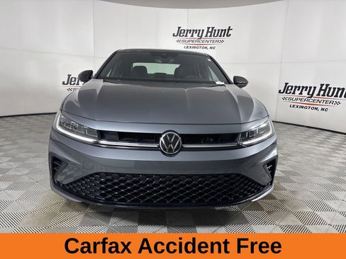 Used 2025 Volkswagen Jetta Sport image 3