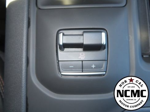 Used 2025 GMC Sierra 1500 AT4 image 35