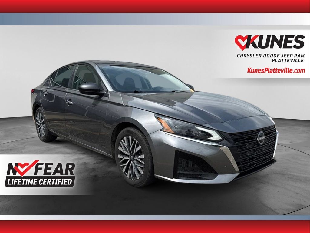 Used 2025 Nissan Altima 2.5 SV FWD image 1