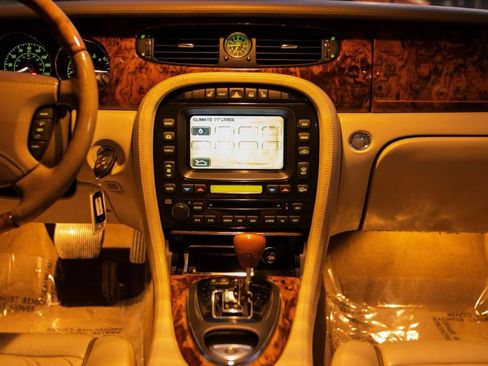 Used 2004 Jaguar XJ8 RWD image 35
