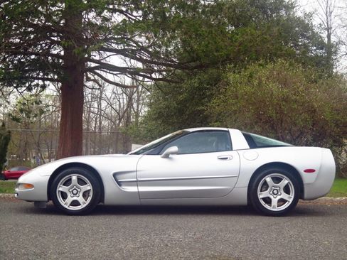 Used 1999 Chevrolet Corvette Coupe w/ Performance Handling Pkg image 2