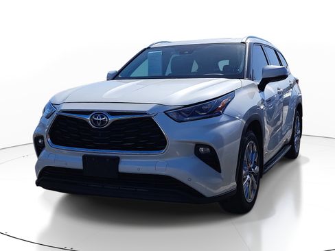 Used 2021 Toyota Highlander Limited image 3
