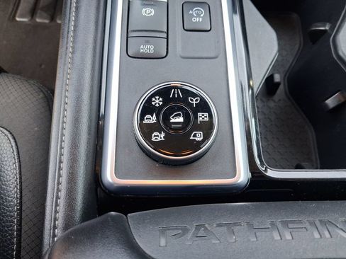 Used 2023 Nissan Pathfinder SL AWD/4WD image 17