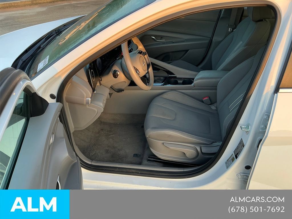 Used 2025 Hyundai Elantra SEL FWD image 11