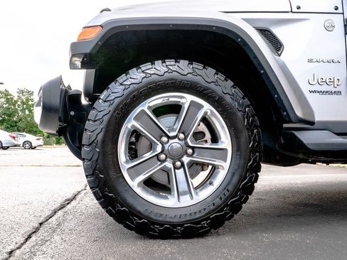 Used 2018 Jeep Wrangler Unlimited Sahara w/ Cold Weather Group AWD/4WD image 10
