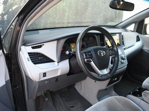 Used 2015 Toyota Sienna LE FWD image 14