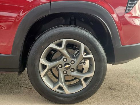 Used 2025 Chevrolet Trax LT FWD image 12