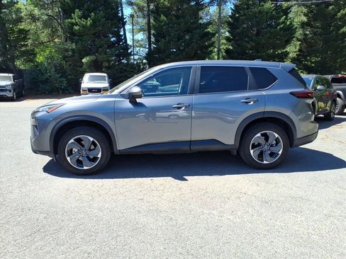 Used 2024 Nissan Rogue SV image 32