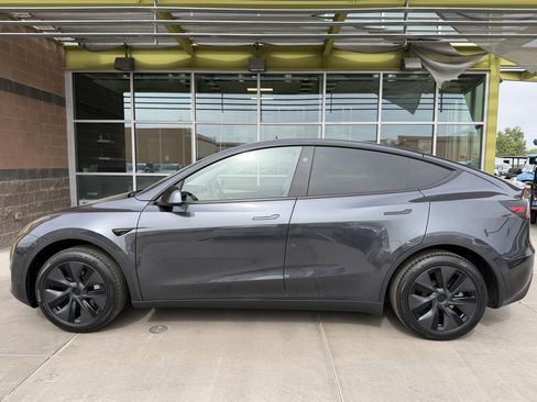 Used 2025 Tesla Model Y Long Range RWD image 7