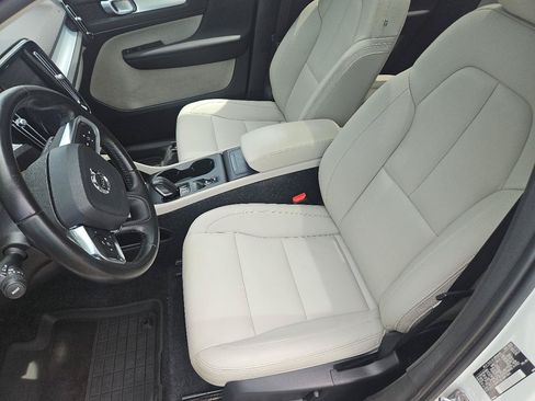 Used 2021 Volvo XC40 T5 Momentum w/ Protection Package Premier AWD/4WD image 13