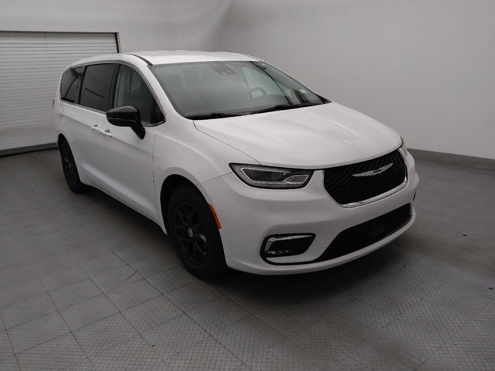 Used 2024 Chrysler Pacifica Touring-L FWD image 13