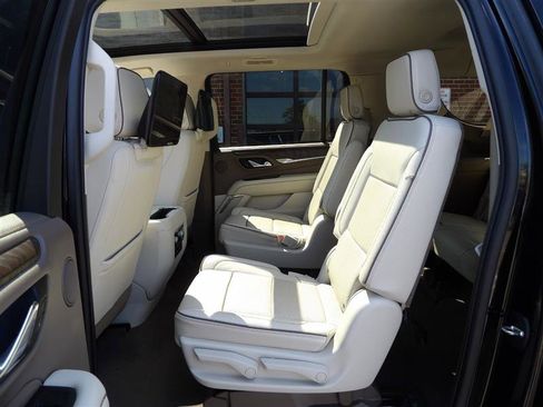 Used 2021 GMC Yukon XL Denali w/ Denali Premium Package image 13