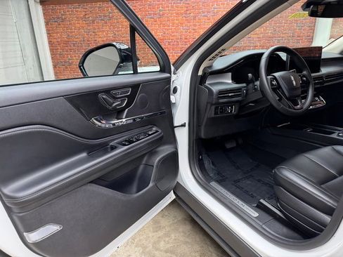 Used 2023 Lincoln Corsair AWD image 9