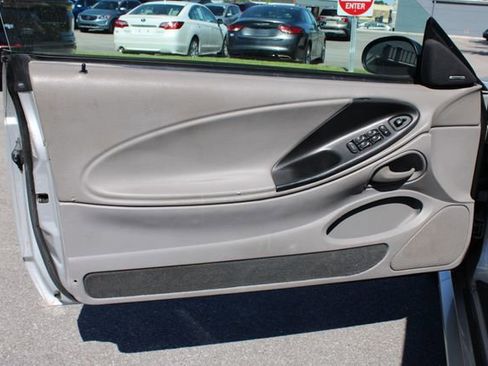 Used 2004 Ford Mustang Convertible RWD image 10