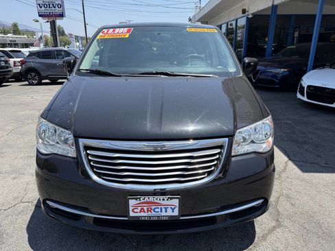 Used 2016 Chrysler Town & Country Touring image 2