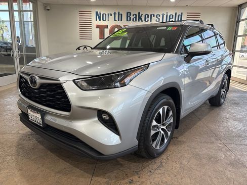 Used 2022 Toyota Highlander XLE AWD/4WD image 6