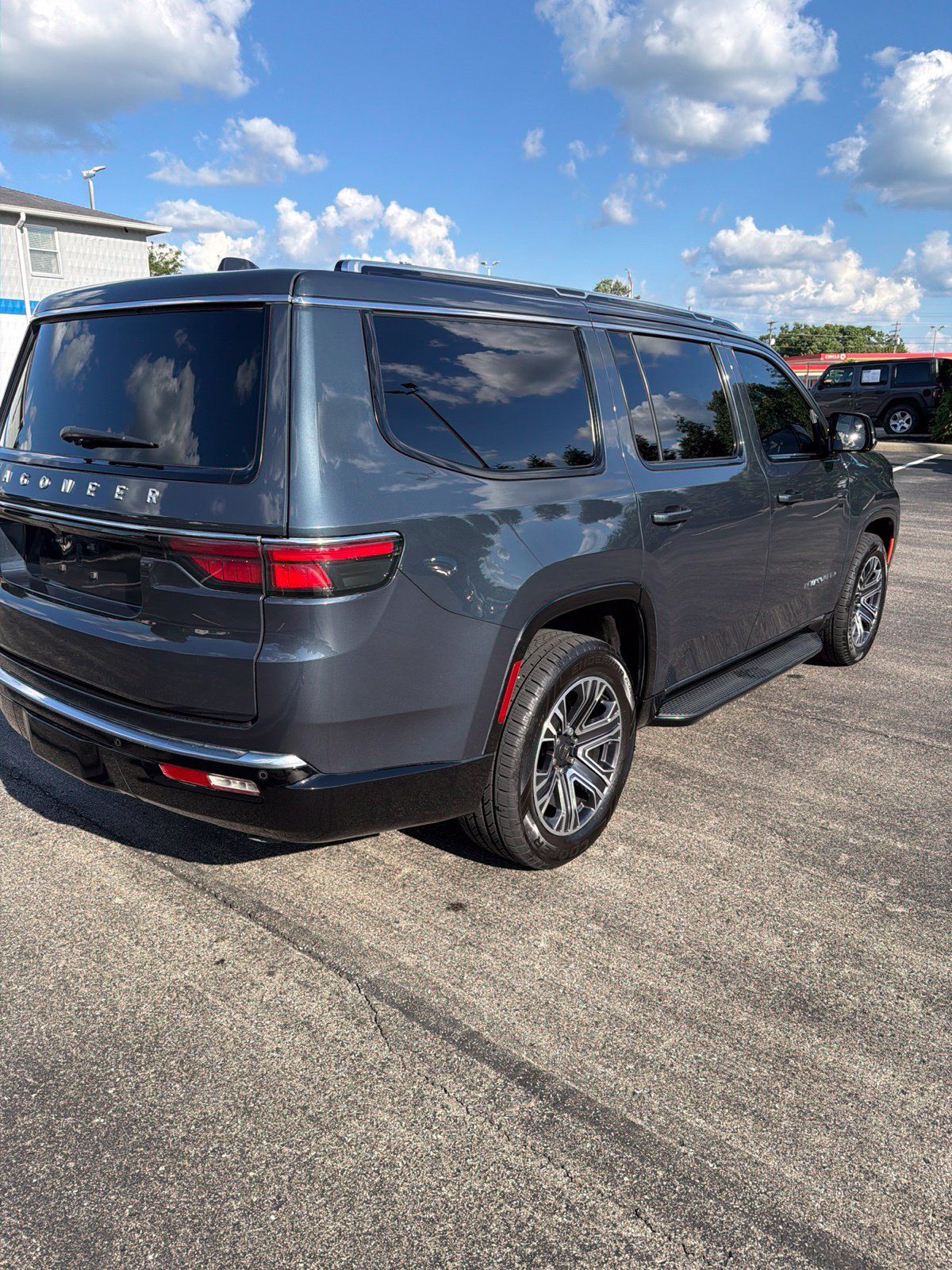 Used 2023 Jeep Wagoneer 4WD w/ Premium Group I image 5