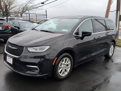 Used 2025 Chrysler Pacifica Select