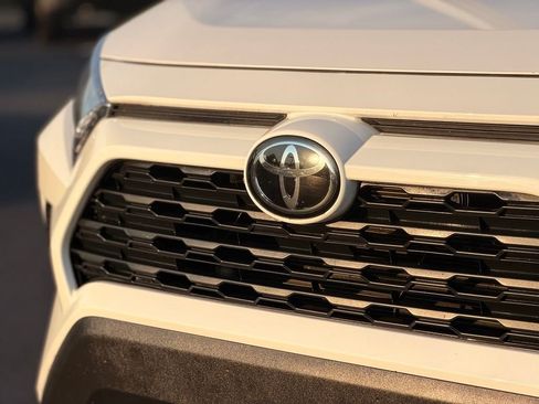 Certified 2022 Toyota RAV4 XLE FWD image 8