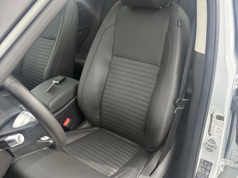 Used 2020 Land Rover Discovery Sport SE image 6