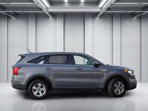 Used 2023 Kia Sorento LX image 3