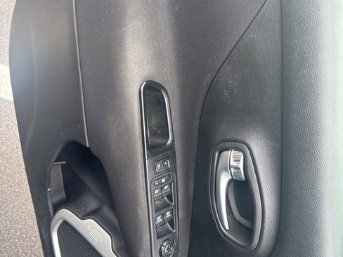 Used 2018 Jeep Renegade Latitude FWD image 8