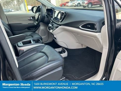 Used 2024 Chrysler Pacifica Touring-L FWD image 37