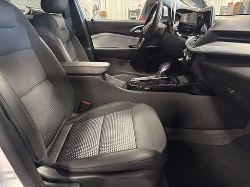 Used 2025 Chevrolet Trax LT w/ LT Convenience Package image 37