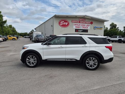 Used 2021 Ford Explorer XLT w/ Equipment Group 202A AWD/4WD image 9