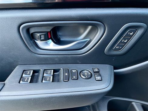 Used 2025 Honda Pilot TrailSport image 17