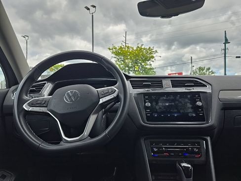 Used 2022 Volkswagen Tiguan SE AWD/4WD image 37