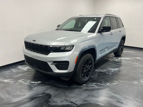 Used 2024 Jeep Grand Cherokee Altitude image 16