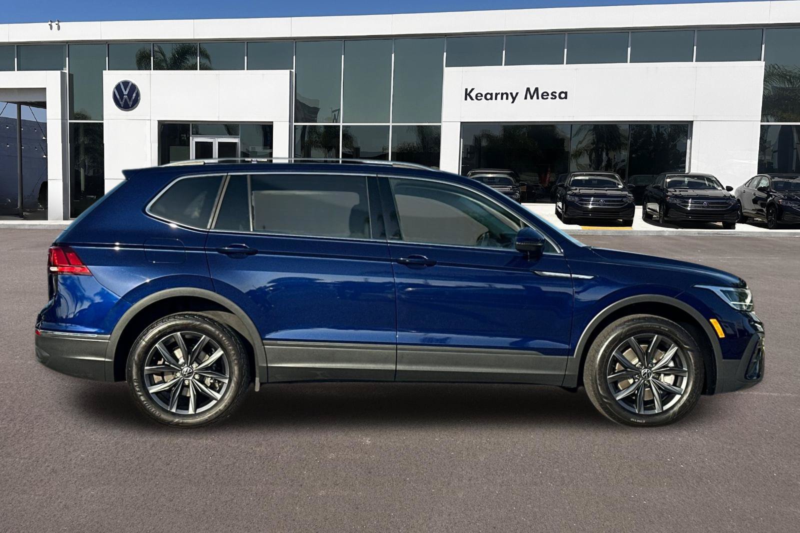 Used 2023 Volkswagen Tiguan SE FWD image 3