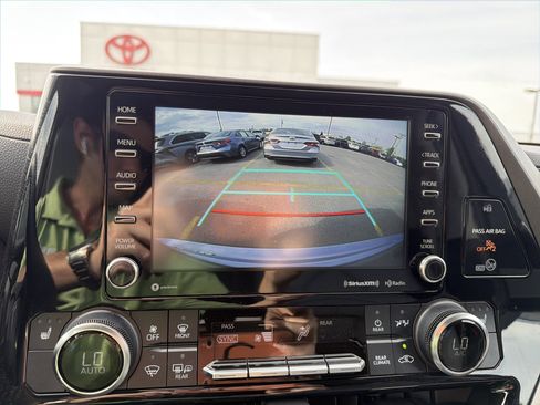 Used 2022 Toyota Highlander XLE AWD/4WD image 19