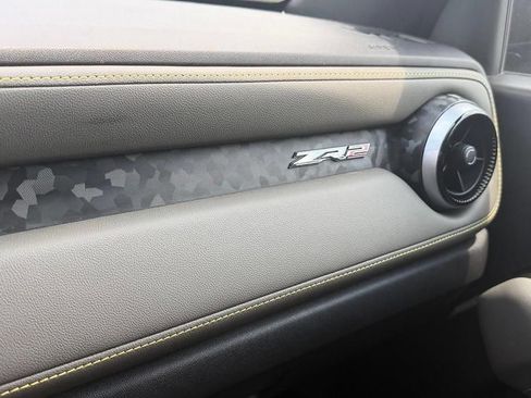Used 2025 Chevrolet Colorado ZR2 w/ Technology Package AWD/4WD image 16