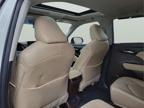 Used 2022 Toyota Highlander XLE FWD image 11