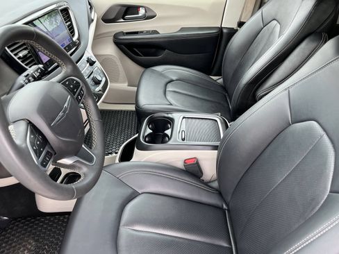 Used 2024 Chrysler Pacifica Touring-L FWD image 17