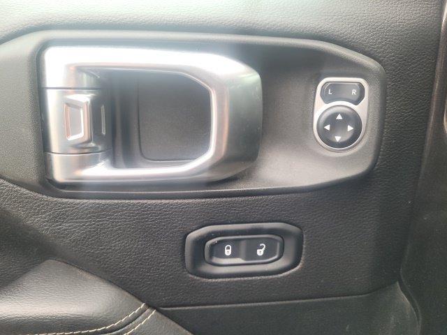 Used 2019 Jeep Wrangler Unlimited Sahara AWD/4WD image 13