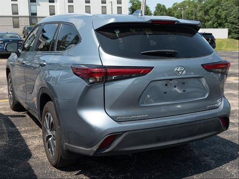 Used 2023 Toyota Highlander XLE AWD/4WD image 5