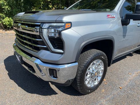 Used 2025 Chevrolet Silverado 2500 LTZ w/ LTZ Convenience Package AWD/4WD image 11