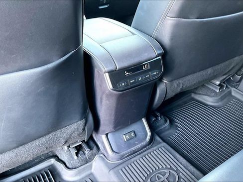 Used 2021 Toyota Highlander XLE AWD/4WD image 34
