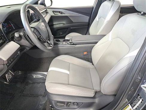 Used 2025 Toyota Camry SE image 19