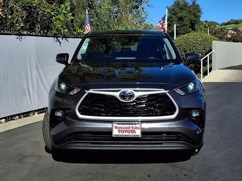 Certified 2023 Toyota Highlander LE image 2