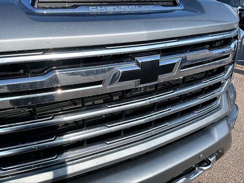 Used 2024 Chevrolet Silverado 2500 High Country w/ High Country Premium Package AWD/4WD image 3