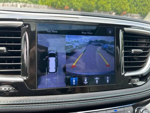 Used 2017 Chrysler Pacifica Platinum FWD image 26