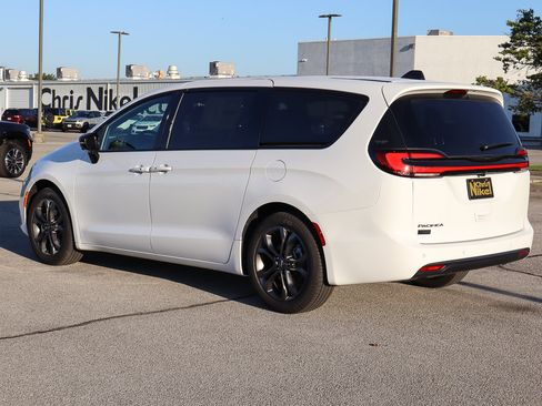 New 2026 Chrysler Pacifica Select image 7