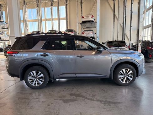 Used 2023 Nissan Pathfinder SL AWD/4WD image 2