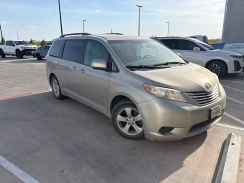 Used 2017 Toyota Sienna LE FWD image 11