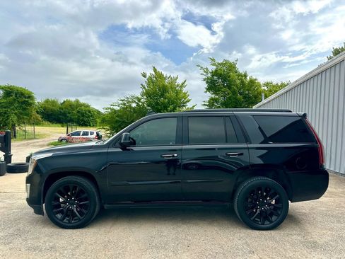 Used 2019 Cadillac Escalade Premium Luxury w/ Escalade Sport Edition AWD/4WD image 3