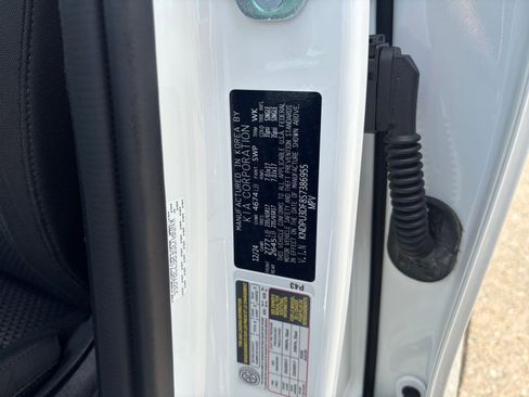 Used 2025 Kia Sportage LX FWD image 28